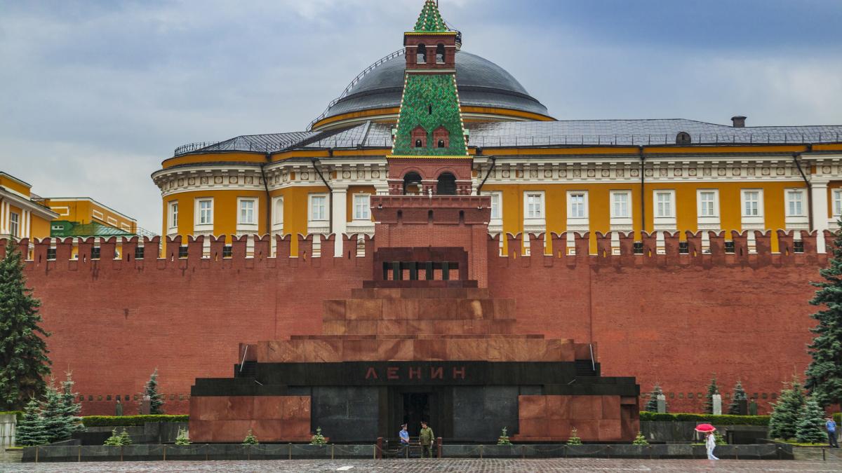 mii de oameni au stat la coada sa vada mumia lui lenin mausoleul ar putea fi inchis doi ani pentru renovari