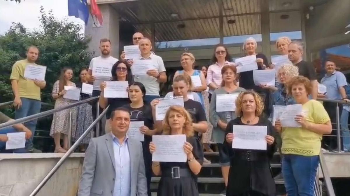 proteste la mai multe case judetene de pensii din tara inclusiv in bucuresti vrem dreptate nu renuntam