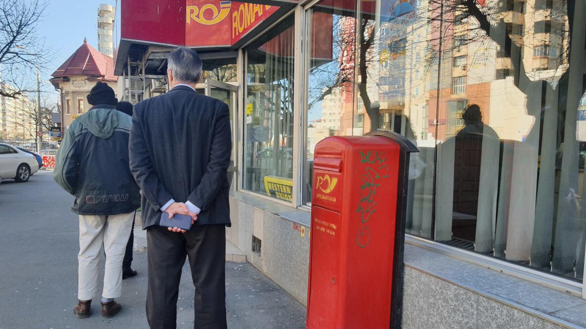 romanii pot depune de acum numerar direct pe cardurile bancare la orice oficiu postal cum se foloseste noul serviciu financiar