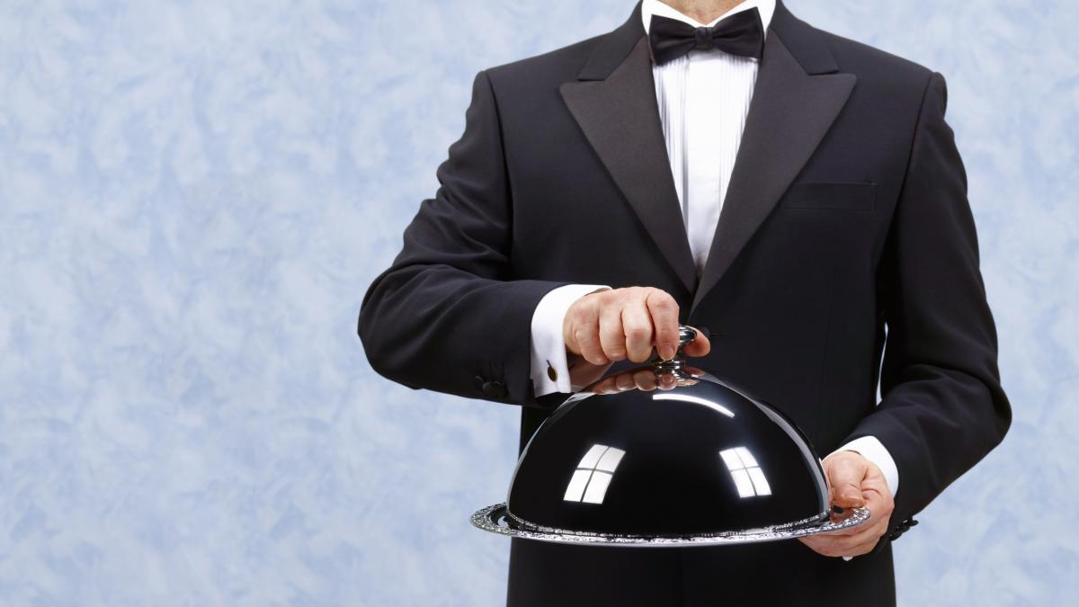 cheltuieli halucinante la guvern 80 000 lunar pentru 8 chelneri chirie pentru masini de 1 300 lei zi suc la 9 lei sticla de 0 33