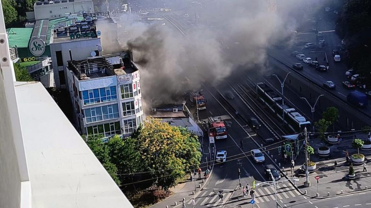 incendiu la un centru comercial din sector 6 bucuresti focul s a extins la terasa unui hotel