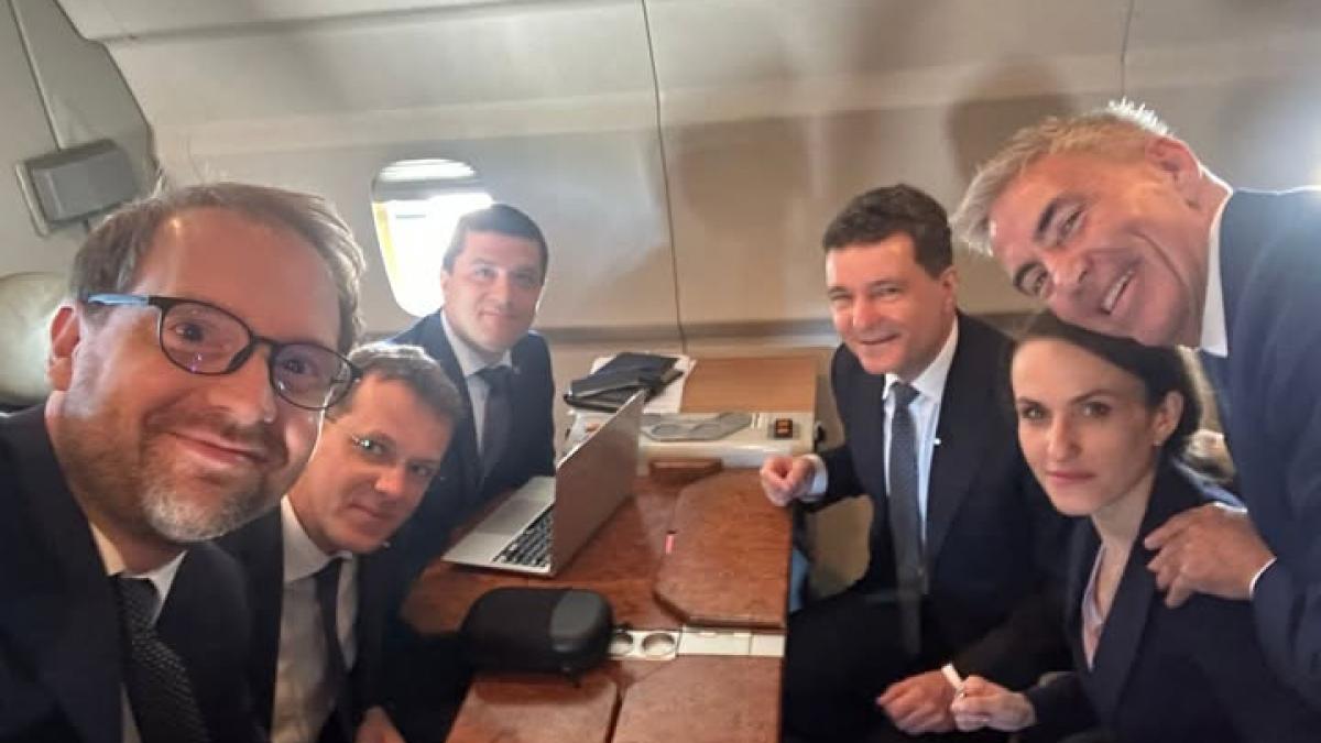 nicusor dan ministrii usr si dominic fritz selfie din avionul spartan care ii duce in germania