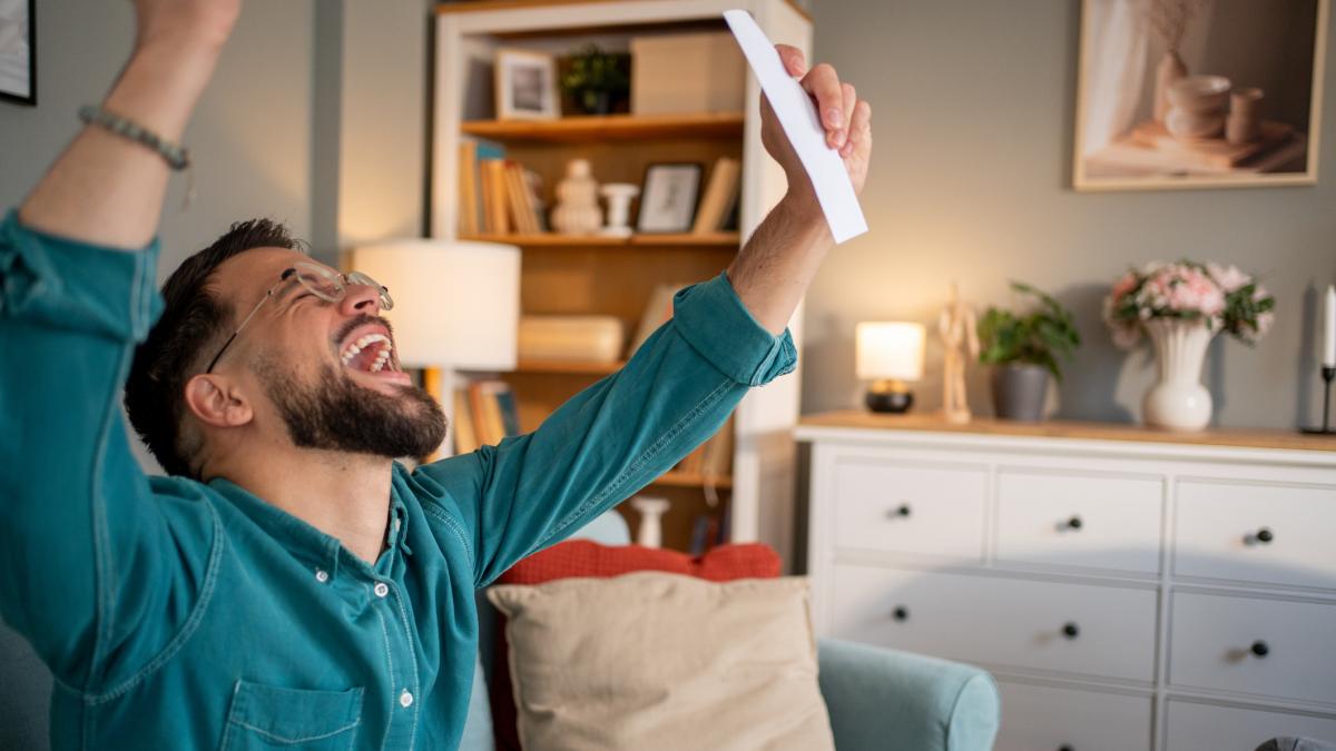 un barbat a castigat din greseala 2 milioane de dolari la loterie este o senzatie placuta sa castig premii duble