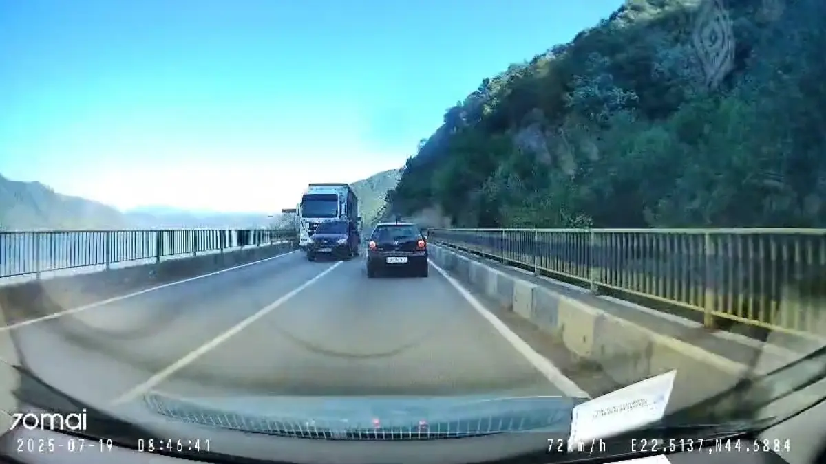 momentul in care un sofer depaseste pe linie continua si intra brusc in fata unui tir imagini socante pe drumul spre orsova