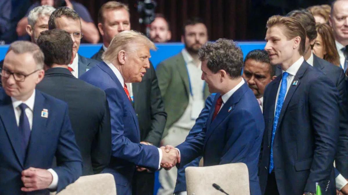 poza in care apar Nicușor Dan și Donald Trump, la Summitul de la Haga