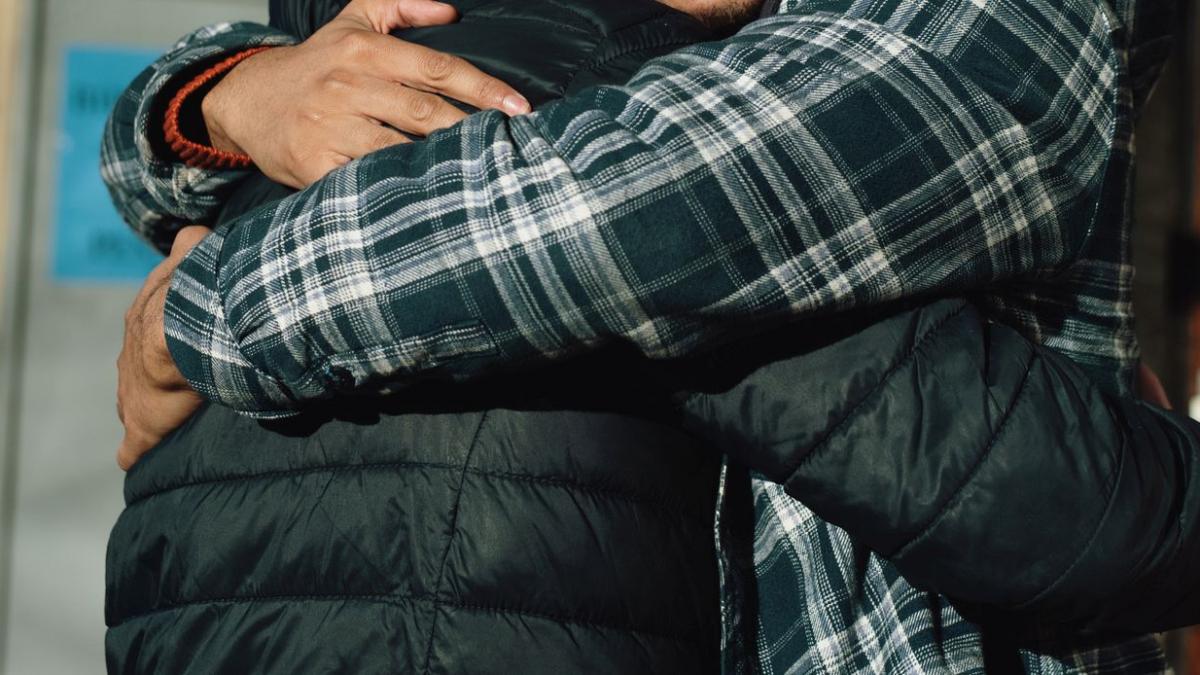 o veche metoda redevine populara printre hoti si face noi victime cum functioneaza metoda imbratisarii