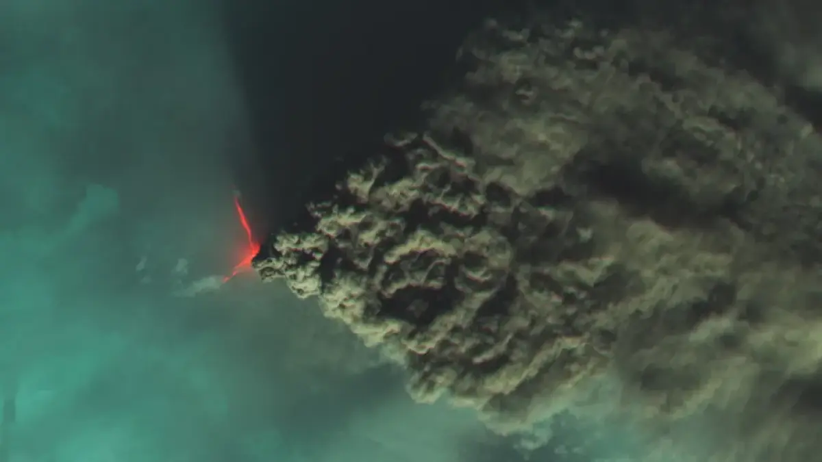 vulcanul rusesc cu coarne de diavol cum se vede din satelit eruptia la 4 700 de metri altitudine