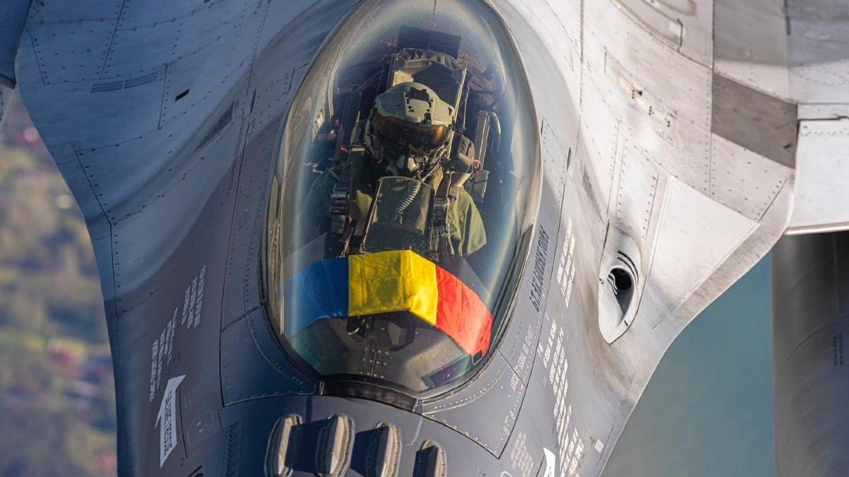 ziua aviatiei e sarbatorita duminica in bucuresti spectacol cu aeronave ale fortelor aeriene romane si ale mai sri si tarom