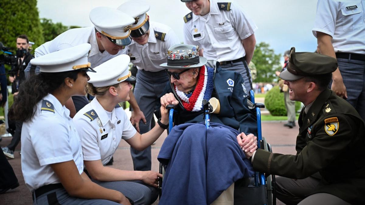 a murit papa jake larson veteranul american din al doilea razboi mondial care avea 1 2 milioane de urmaritori pe tiktok