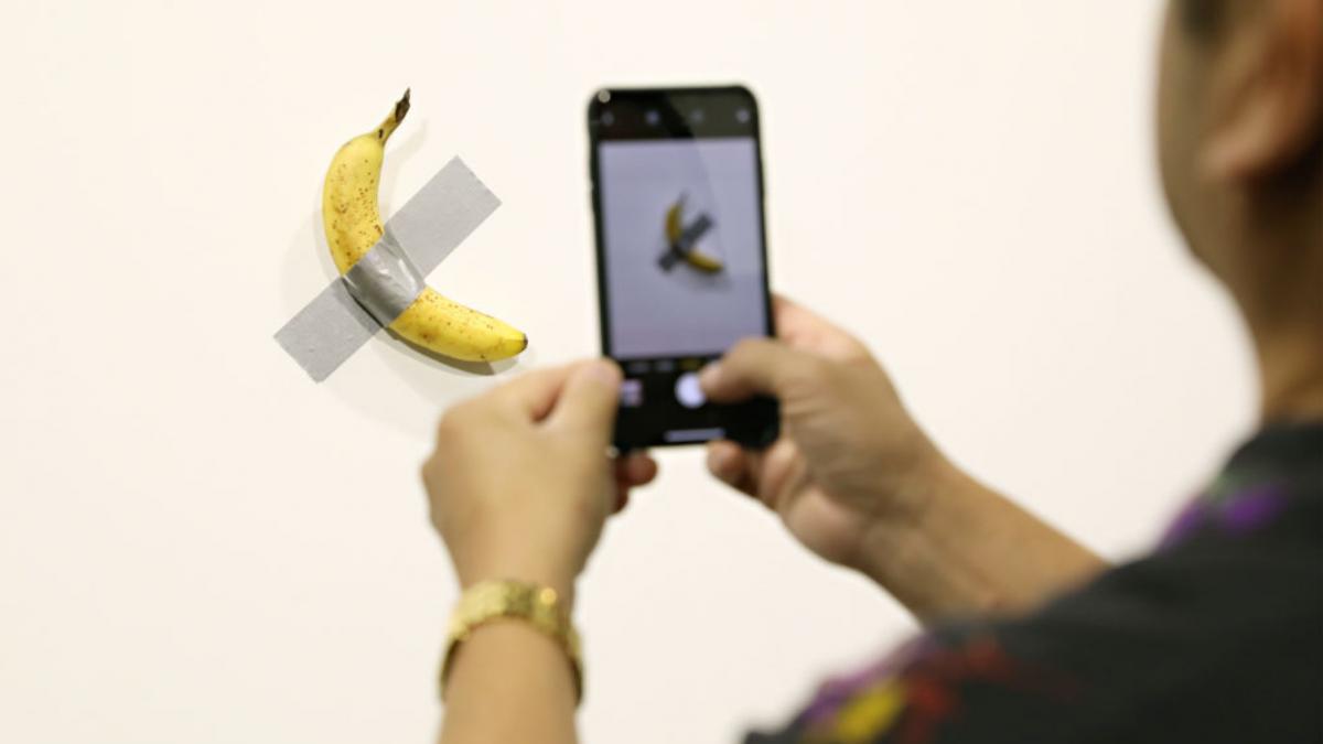 cineva a mancat din nou banana de 6 2 milioane de dolari a lui maurizio cattelan dintr un muzeu din franta artistul a reactionat