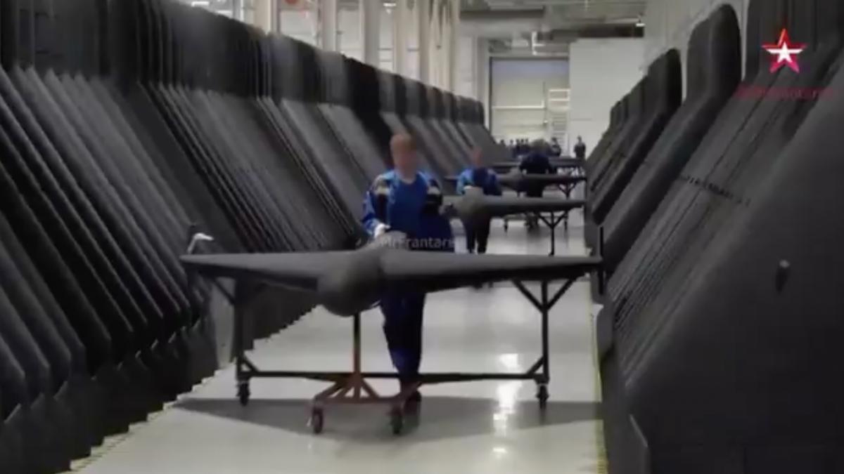 filmarea care arata cum zeci de adolescenti muncesc intr o fabrica de drone din rusia majoritatea au doar 15 ani