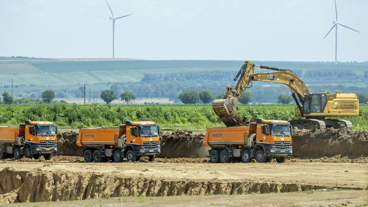 ministrul transporturilor a semnat autorizatia pentru inca un lot din autostrada a8