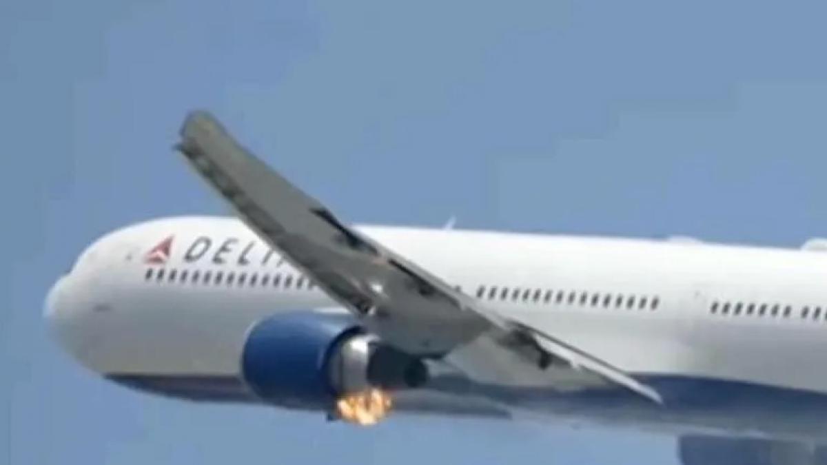 momentul in care motorul unui avion de pasageri ia foc in zbor sute de oameni se aflau la bord