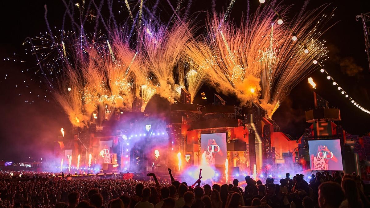 nicolas adolescentul care s a lovit grav dupa ce a sarit de pe scena la beach please a fost transferat cu elicopterul la sibiu