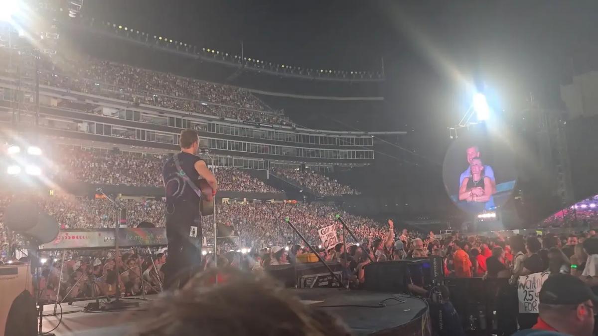 solistul coldplay i a avertizat pe spectatorii de la concertul unde ceo ul astronomer a fost prins cu amanta ca vor fi filmati