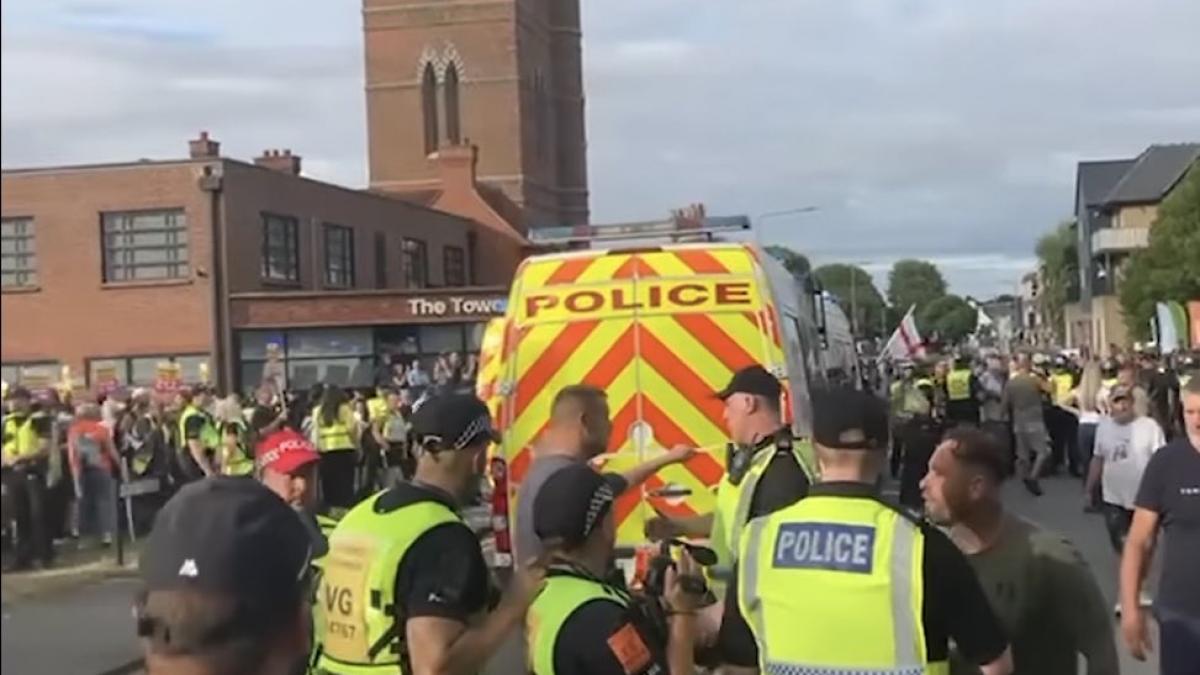 violente in fata unui hotel din marea britanie unde stau solicitanti de azil manifestantii au aruncat sticle si fumigene in politisti