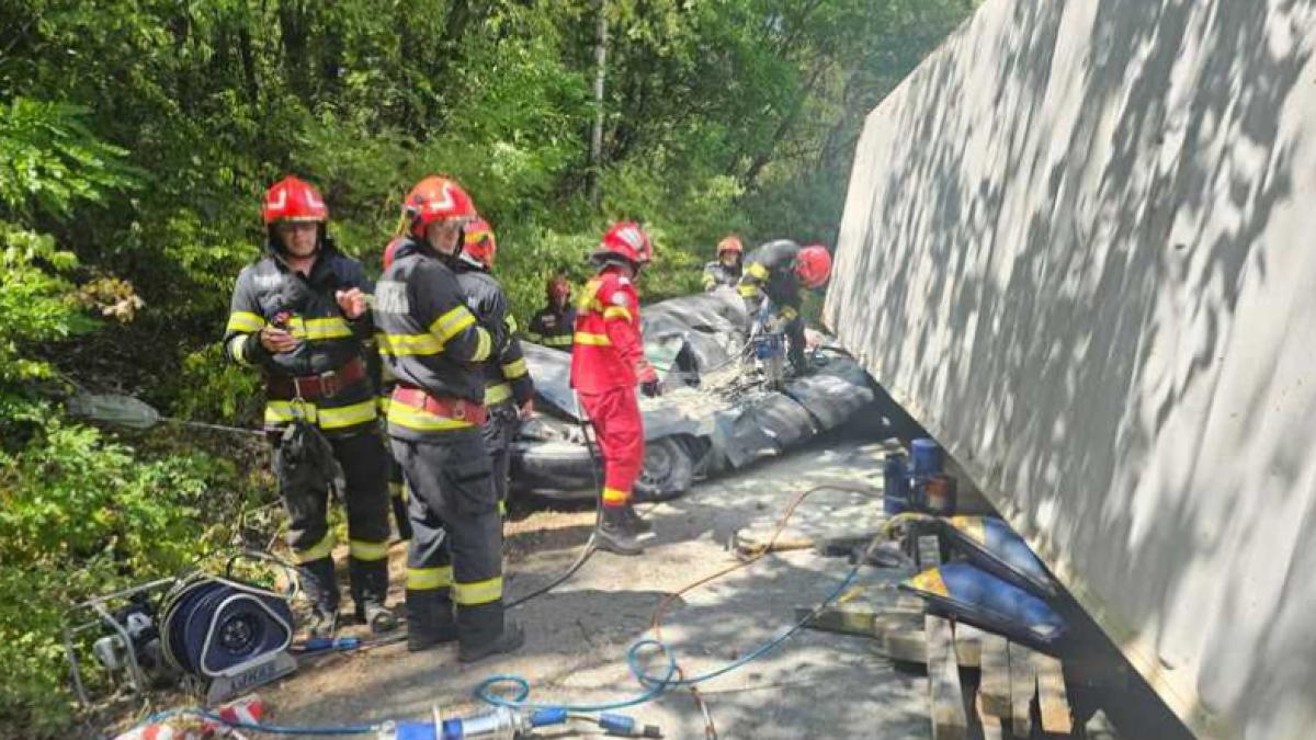 accident cumplit pe o sosea din mehedinti un container s a desprins de pe un tir si a cazut peste o masina un om a murit