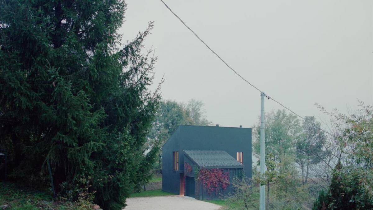 inventie revolutionara in italia o casa din lemn in padure alimentata cu energie solara