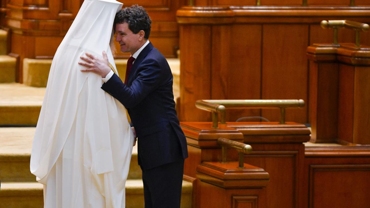 presedintele nicusor dan participa la sfanta liturghie oficiata la patriarhie cu ocazia zilei de nastere a patriarhului daniel