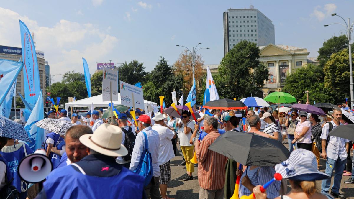 protest in piata victoriei vor participa angajati romsilva de la cfr politisti locali siderurgisti