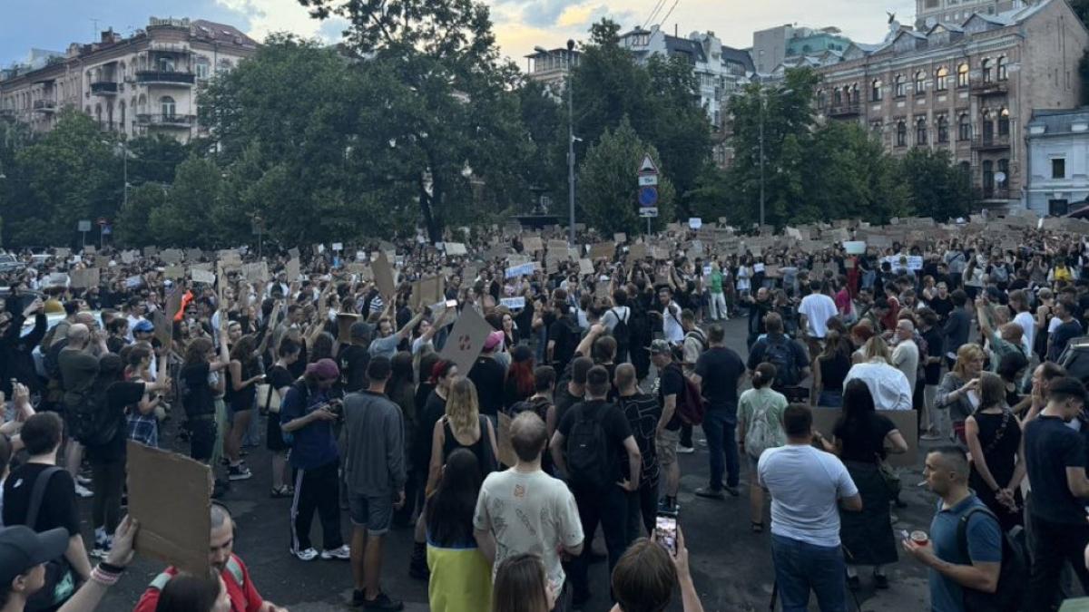 proteste la kiev dupa ce parlamentul a adoptat o lege acuzata ca distruge lupta anti coruptie