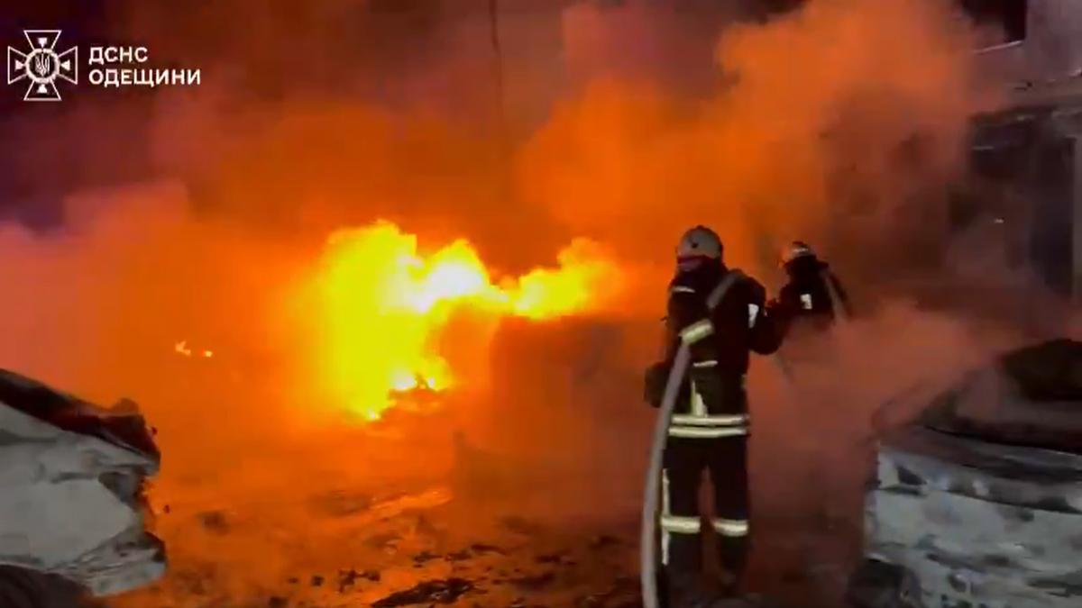 rusii au bombardat orasul port de la marea neagra aflat la cateva sute de kilometri de romania