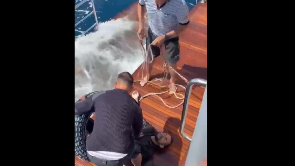 salvare miraculoasa in largul marii mediterane dupa ce un barbat a incercat sa inoate din maroc in spania cu un colac