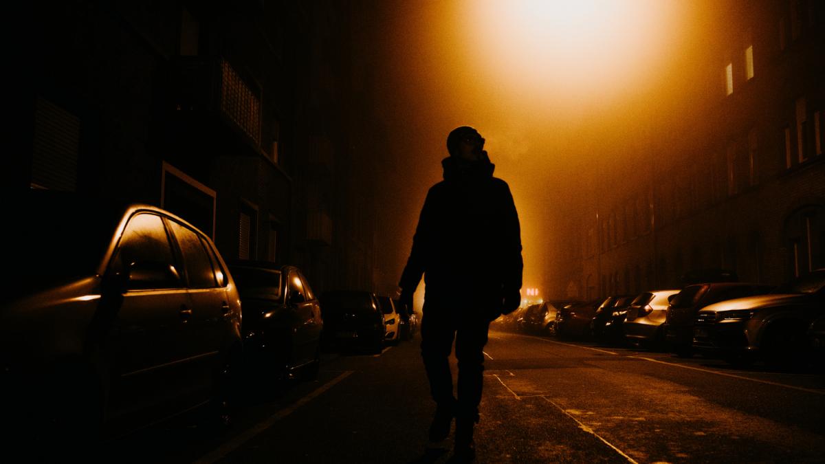 un oras din franta le interzice tinerilor sa mai iasa din casa dupa ora 21 care este motivul