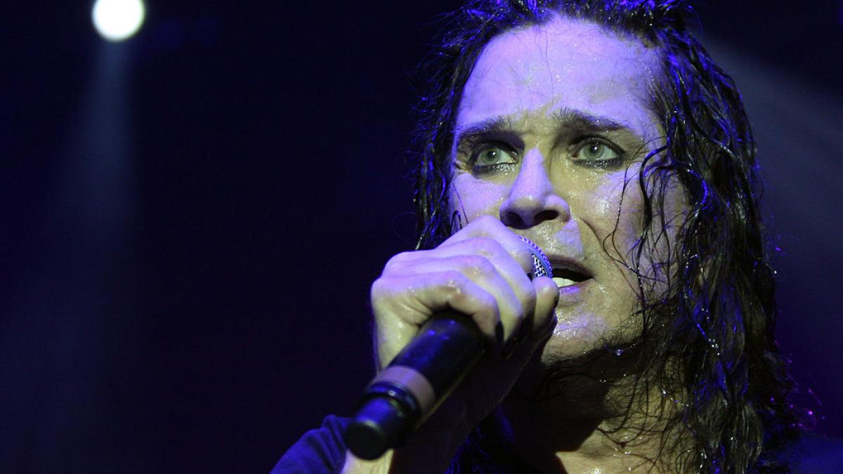 de ce a fost supranumit ozzy osbourne printul intunericului si boala teribila de care suferea momentele cheie ale carierei sale