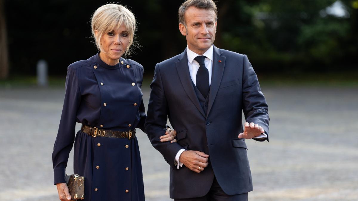 emmanuel macron si sotia sa au dat in judecata o influencerita care a sustinut ca prima doamna a frantei s a nascut barbat