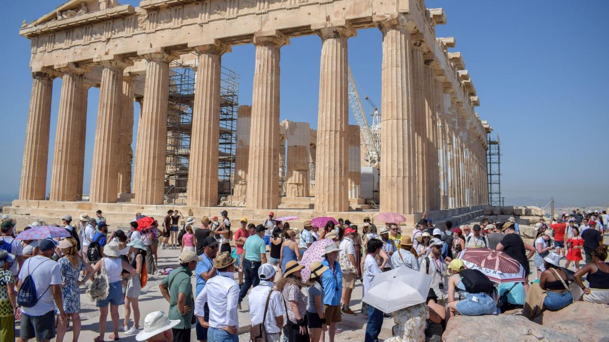 in grecia nu mai exista apa sunt pene de curent caldura trece de 45 de grade guvernul a interzis munca in timpul zilei