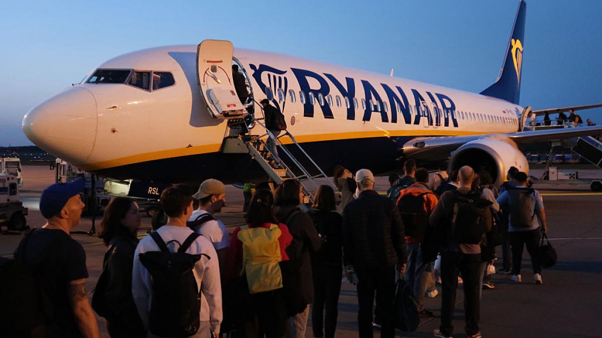 un cantaret cu o avere de 125 de milioane de euro si a socat fanii care l au vazut intr un zbor low cost cu bilet de 50 de euro