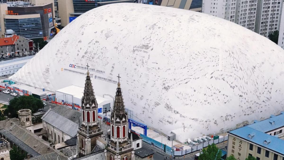 un santier a fost acoperit cu cea mai mare cupola gonflabila din lume unde este si cum arata bezeaua de 20 000 de metri patrati