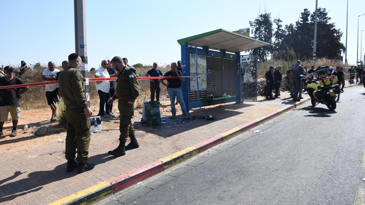 alerta in israel un barbat a intrat cu masina in oamenii care asteptau autobuzul 8 persoane au fost ranite