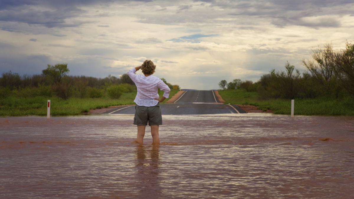 dezinformarea de pe internet despre vremea extrema pune vieti in pericol cum sunt promovati conspirationistii pe retelele sociale