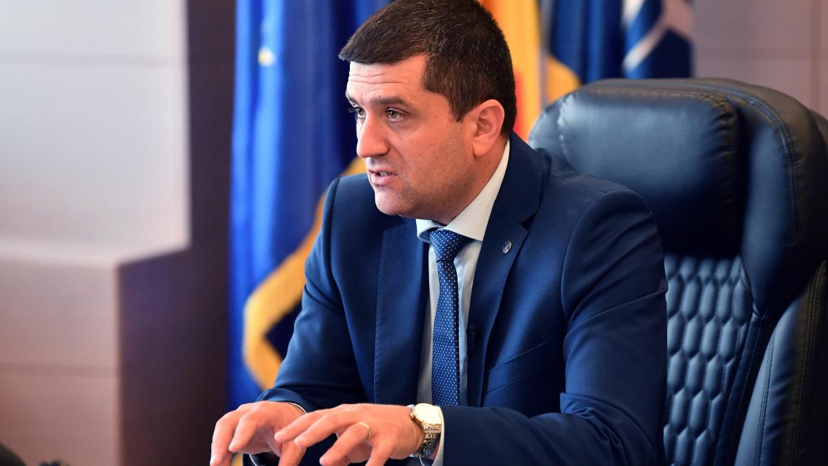 doua firme cu trei angajati fac selectia directorilor cu salarii de mii de euro de la stat radu miruta este geniul raului