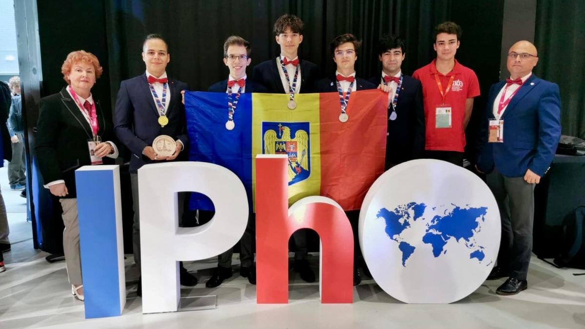 elevii romani au obtinut o medalie de aur patru de argint si doua premii speciale la olimpiada internationala de fizica de la paris