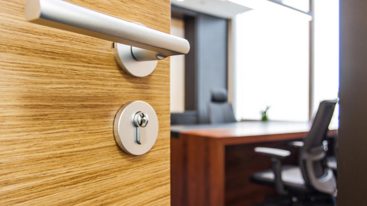 ghid pentru alegerea manerelor de usa in constructii profesionale