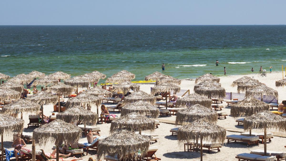 preturi nesimtite in mamaia un sezlong ajunge si la 300 de lei pe zi masa pentru o familie costa 400 de lei