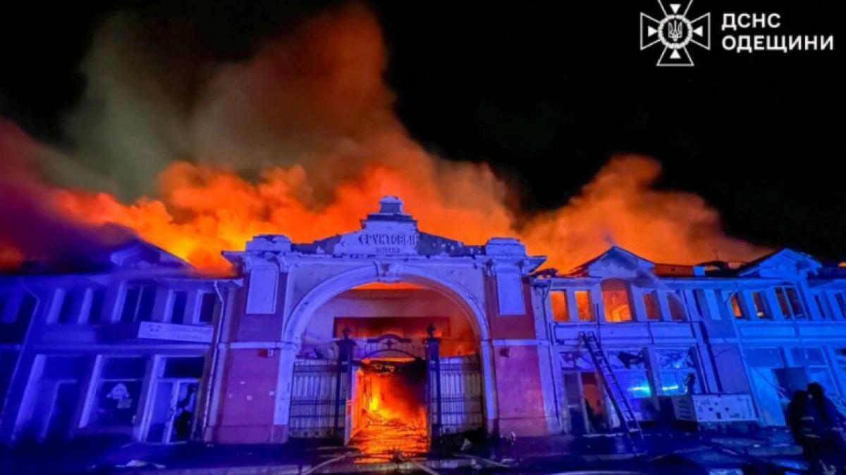 rusia a atacat masiv cu drone odesa piata privoz emblema orasului in flacari o noapte infernala