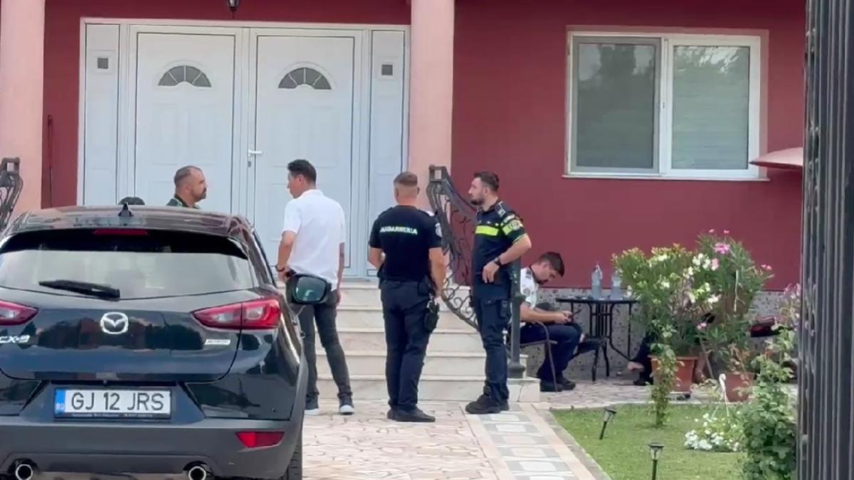 un elev din targu jiu si a omorat bunica el era judecat pentru ca si a injunghiat un coleg de liceu la inceputul anului