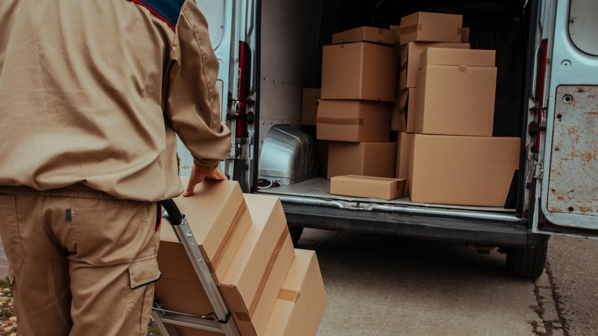 un roman si doi moldoveni si au facut o retea ilegala de curierat in italia aglomeratia dintr o parcare i a dat de gol