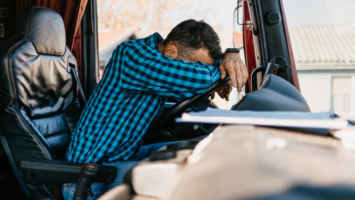 un sofer de tir a stat peste o saptamana beat intr o parcare din germania politistii i au luat actele si au asteptat sa se trezeasca