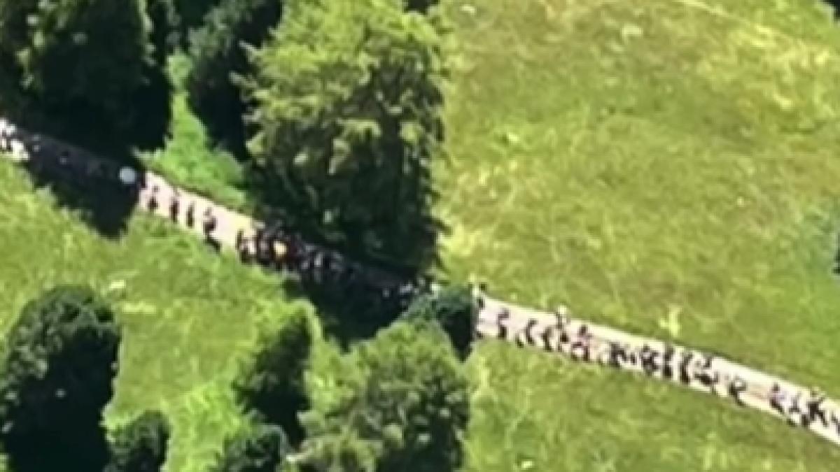 video imagini virale cu sute de oameni care stau la coada la telecabina in italia cum s a ajuns in aceasta situatie