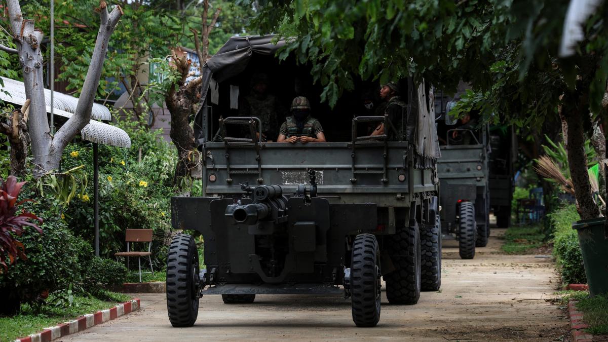 de ce se razboiesc thailanda si cambodgia de doua zile un scandal politic si frontiera controversata au aprins fitilul dupa 14 ani