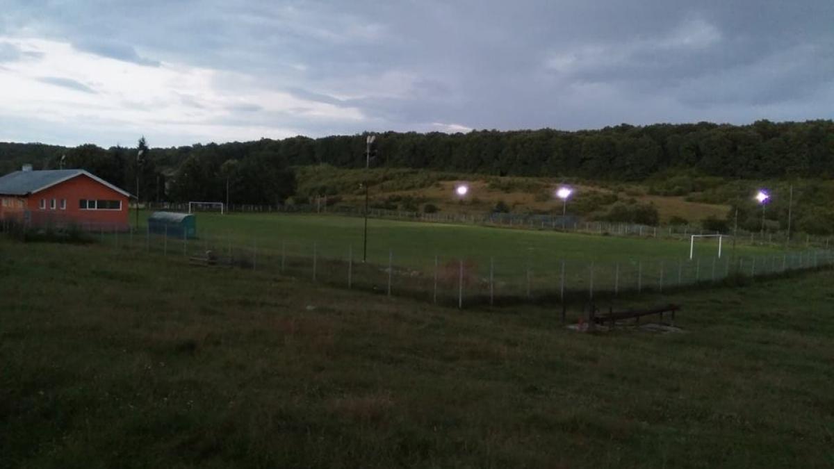 investitii absurde din bani publici sat fara apa dar cu stadion cu nocturna pista de biciclete in camp gradinita noua fara copii