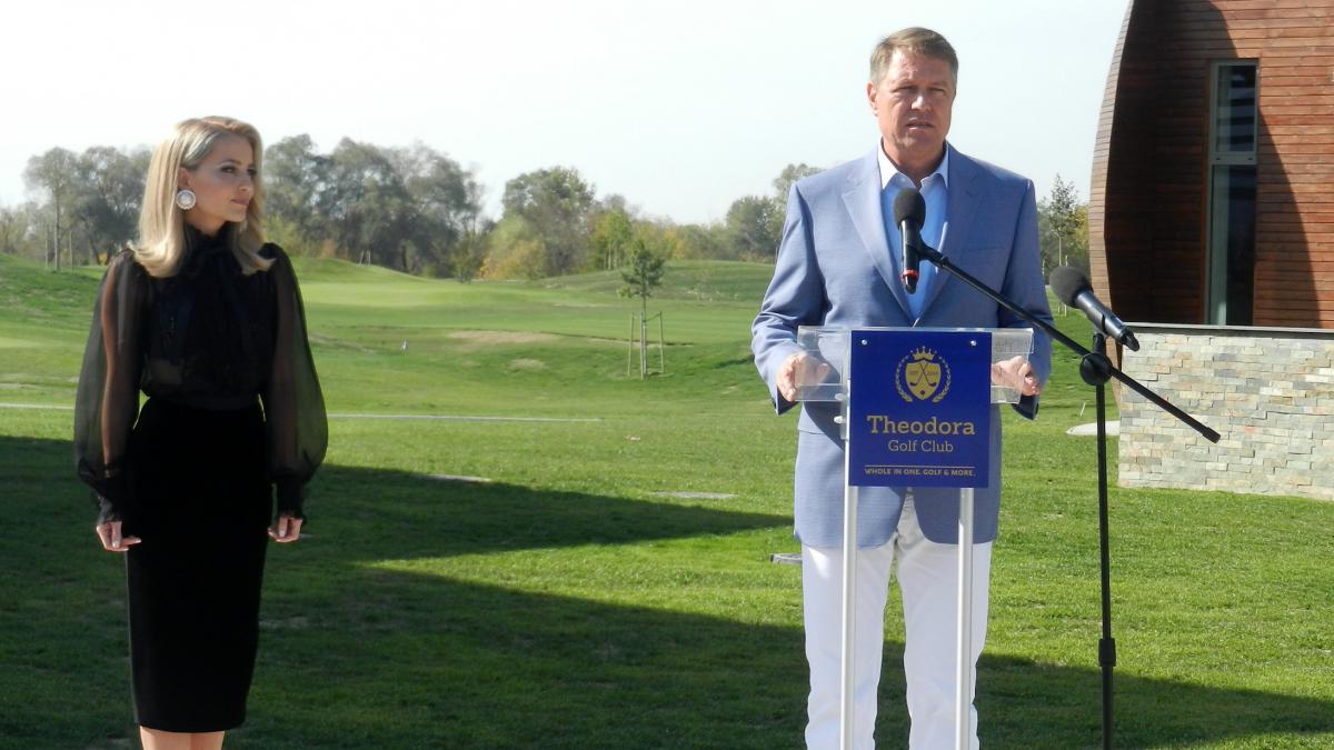 klaus iohannis merge la golf saptamanal in alba joaca impreuna cu sotia si nu foloseste masinutele de golf