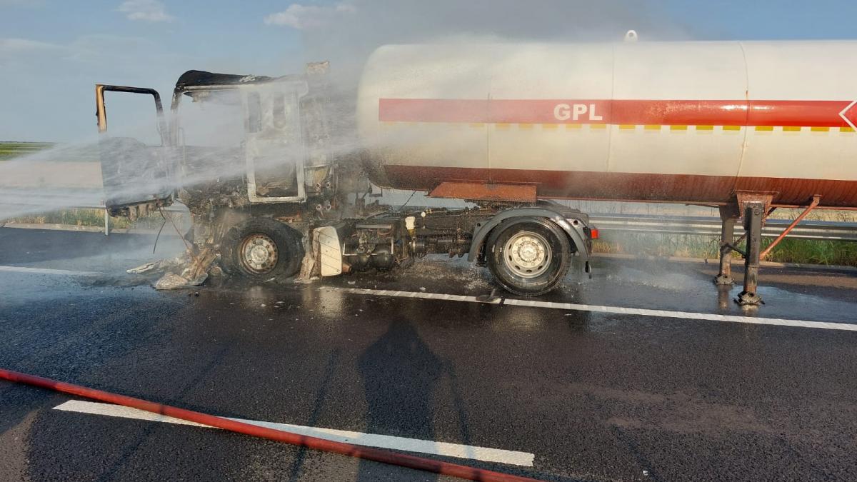 o cisterna incarcata cu gpl a luat foc pe autostrada a7 a fost trimis un mesaj ro alert populatiei