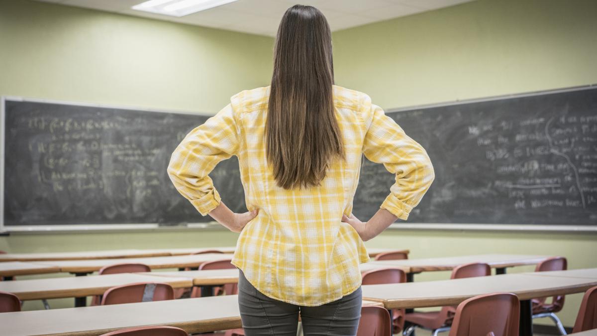 o profesoara din marea britanie a fost concediata dupa ce s a aflat ce facea la scoala