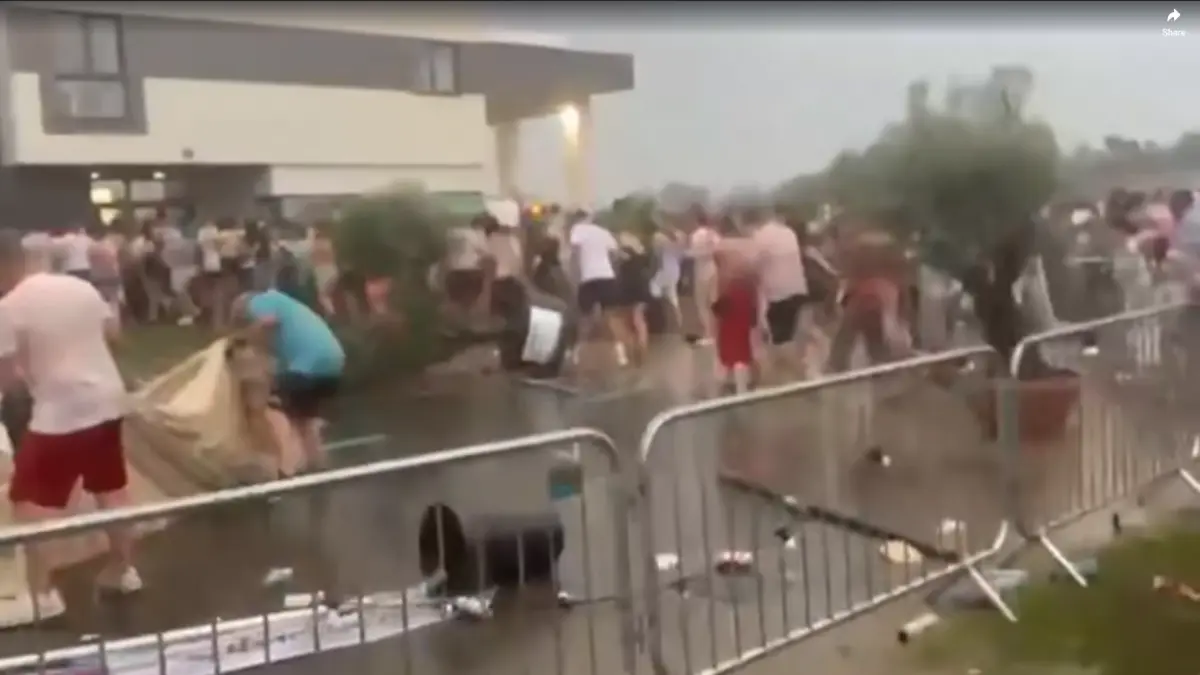 furtuna violenta din timisoara a intrerupt concertul radio zu o parte a scenei s a prabusit iar cinci oameni au ajuns la spital